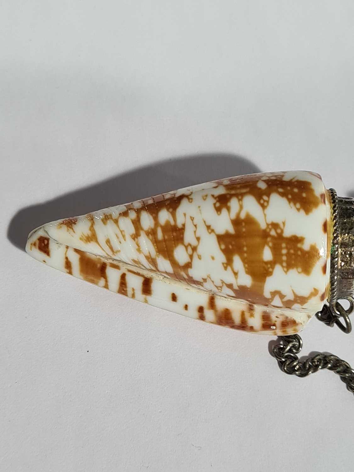 A white metal mounted shell scent bottle 8.4 cm long, together with a white metal and hardstone - Image 6 of 14