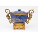 中国，洒蓝描金盖罐一件，康熙，18世纪初