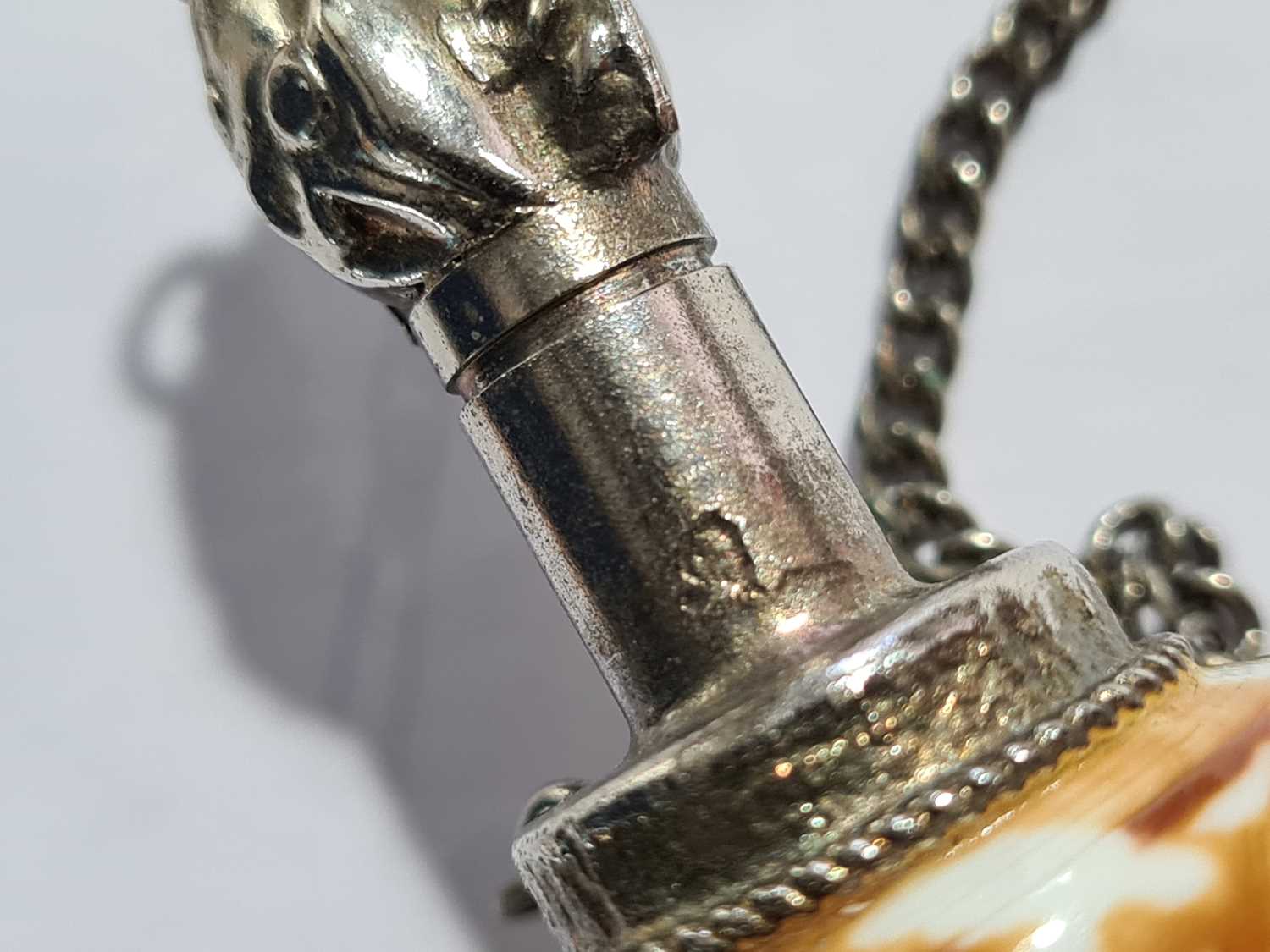 A white metal mounted shell scent bottle 8.4 cm long, together with a white metal and hardstone - Image 5 of 14