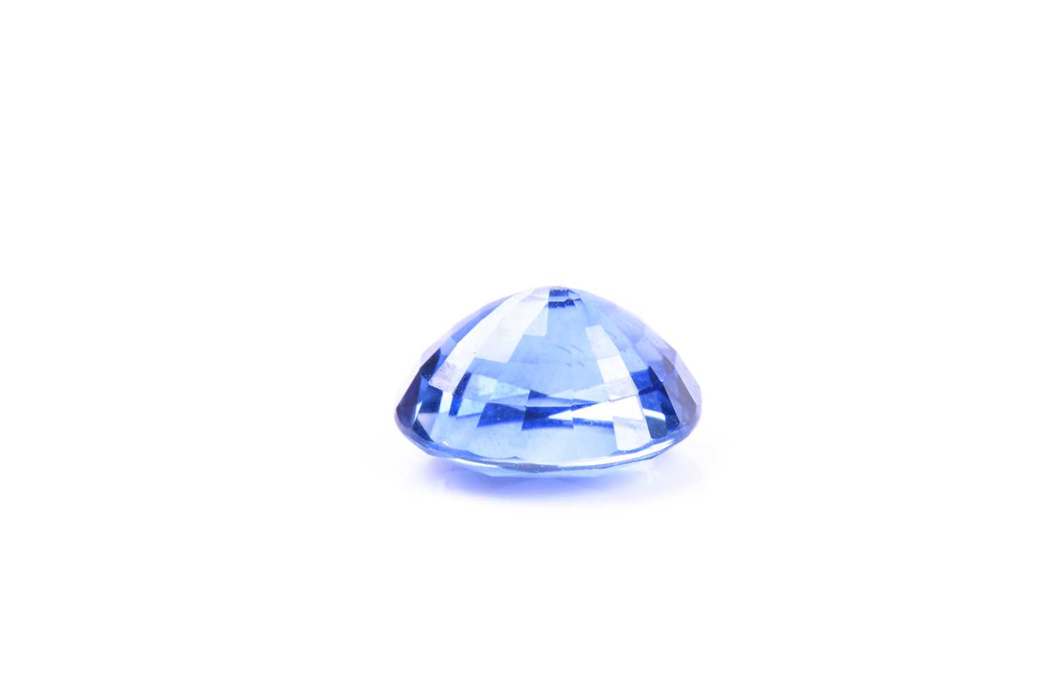 An unmounted oval sapphire, estimated to be approximately 3cts and believed to be of Thai origin. - Image 5 of 7