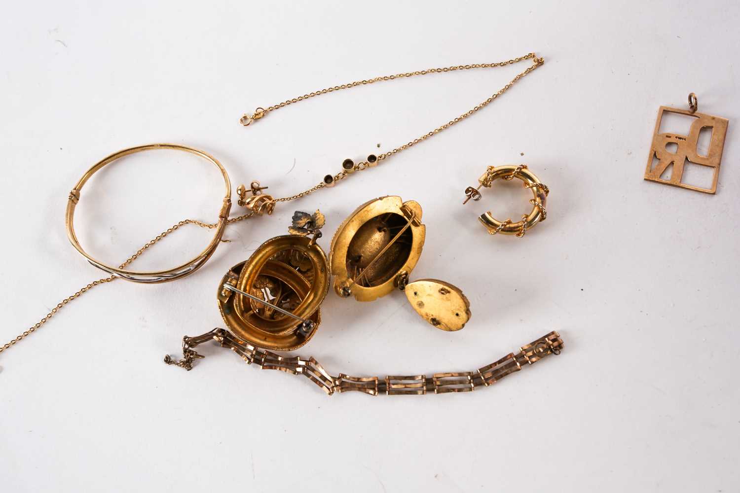 A large quantity of costume jewellery, to include earrings, necklaces, bracelets and others. - Image 7 of 7