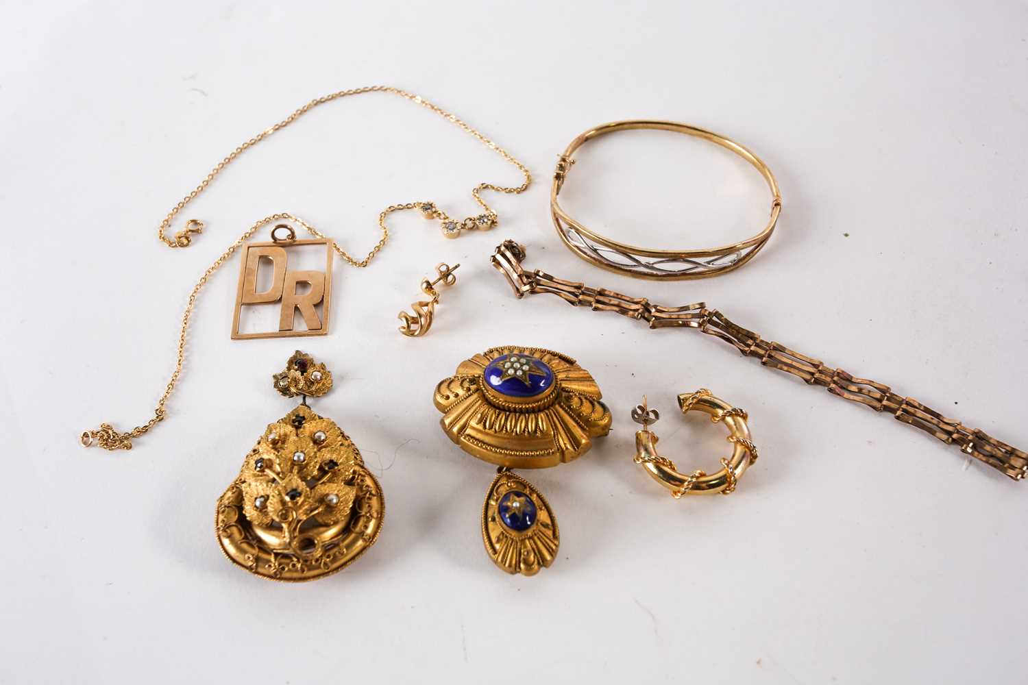 A large quantity of costume jewellery, to include earrings, necklaces, bracelets and others. - Image 5 of 7