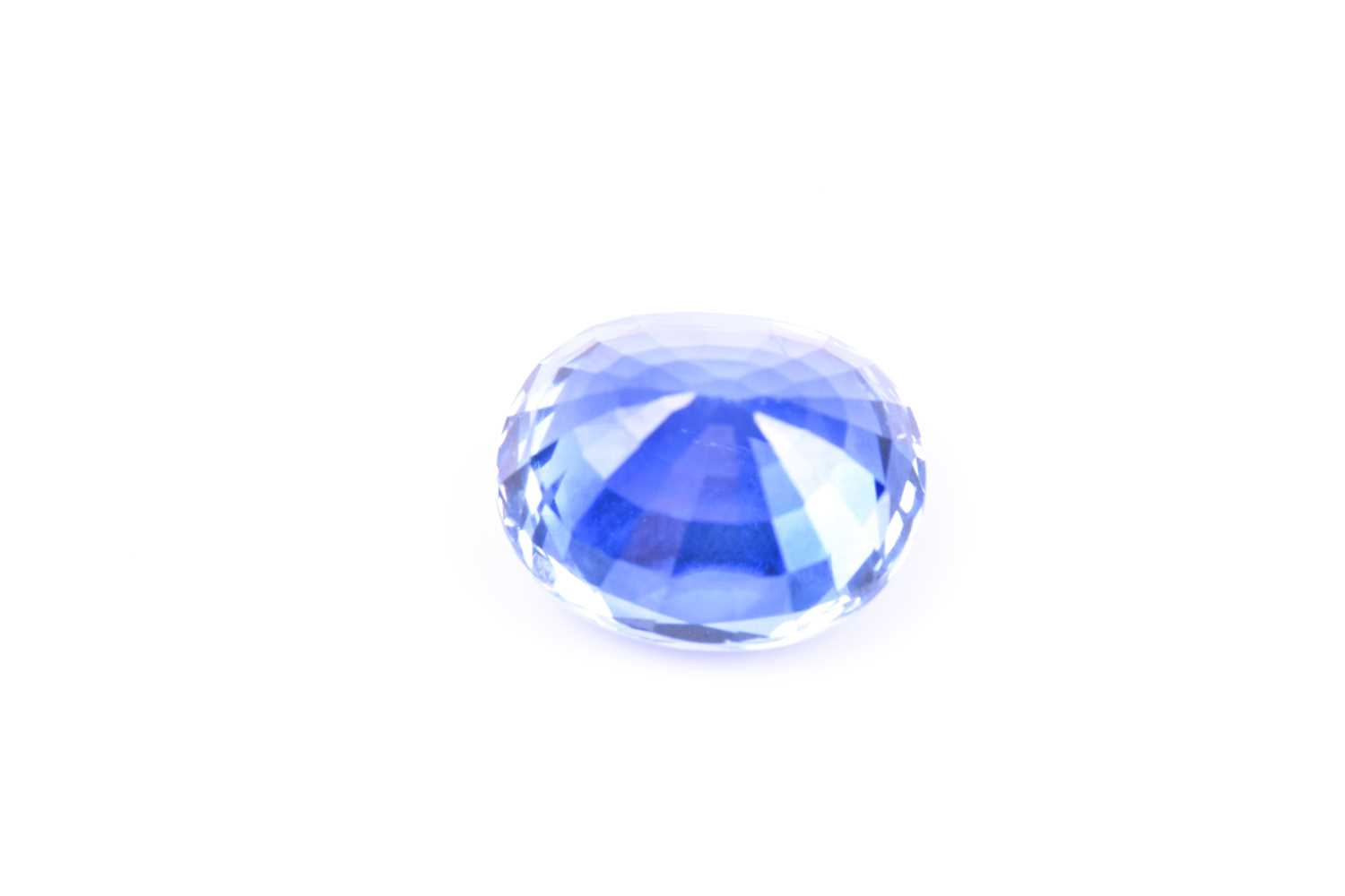 An unmounted oval sapphire, estimated to be approximately 3cts and believed to be of Thai origin. - Image 6 of 7