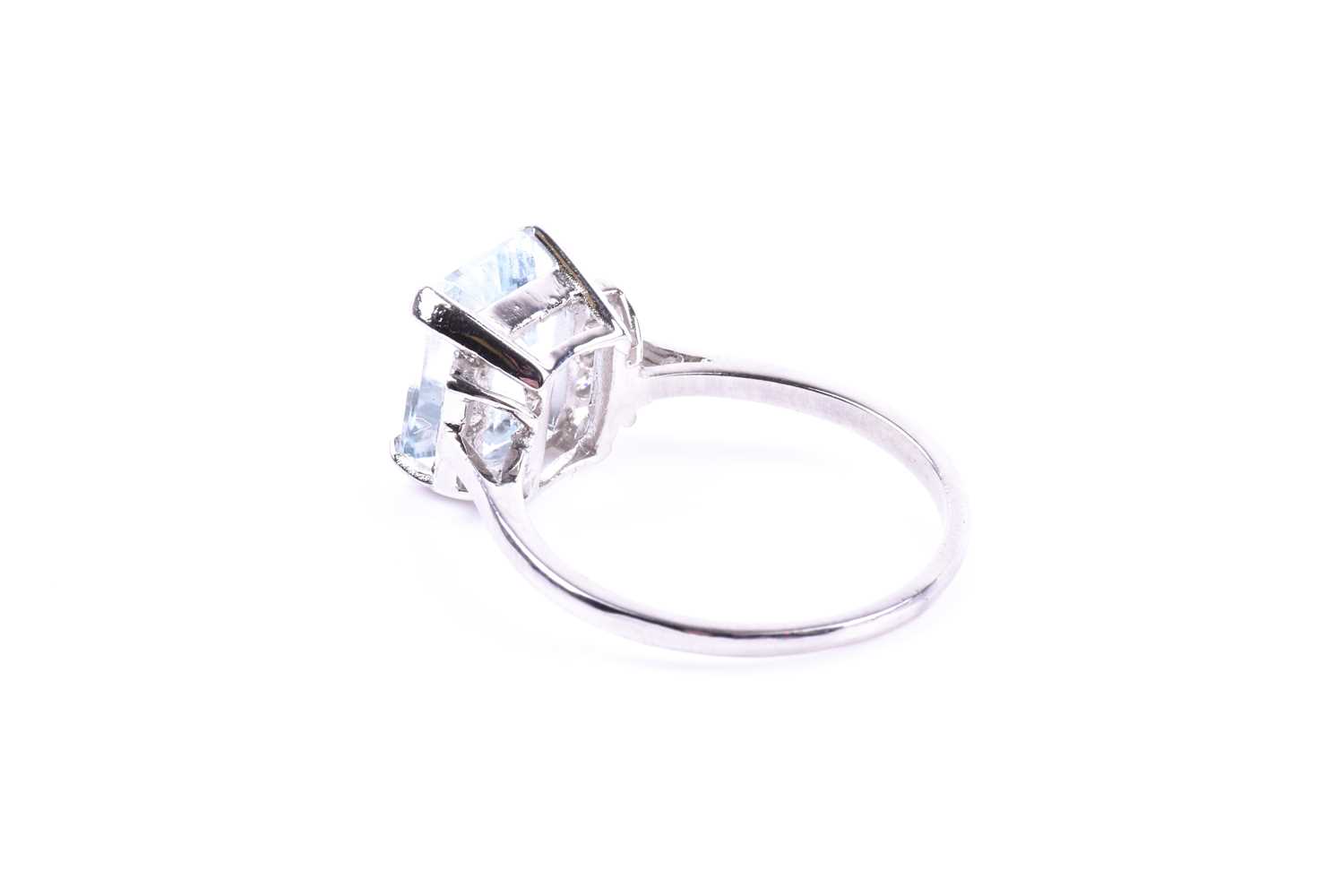 A platinum, diamond, and aquamarine ring, set with an emerald-cut aquamarine of approximately 2.55 - Image 2 of 6