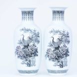 A pair of Chinese Peoples Republic porcelain vases, 中国，中华人民共和国瓷器花瓶一对，20世纪 20th century, the flared