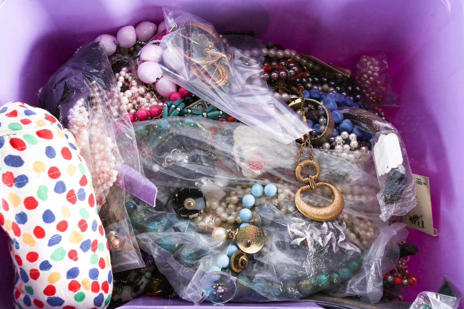 A large quantity of costume jewellery, to include earrings, necklaces, bracelets and others. - Image 2 of 7