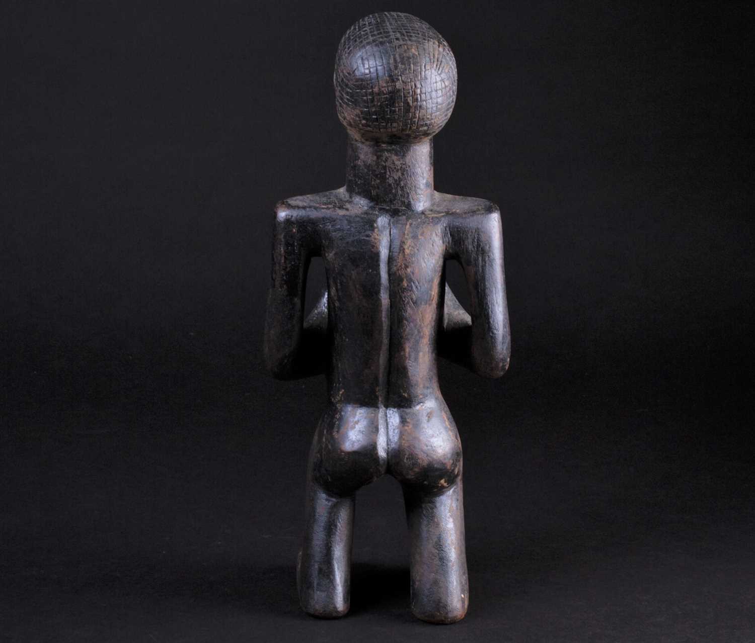 An East African standing male fertility figure, with cross hatched coiffure, his hands turned up - Image 5 of 5