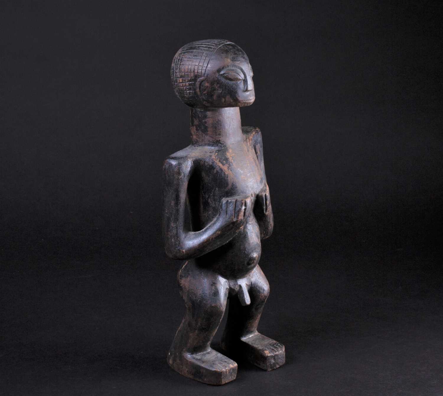 An East African standing male fertility figure, with cross hatched coiffure, his hands turned up - Image 2 of 5