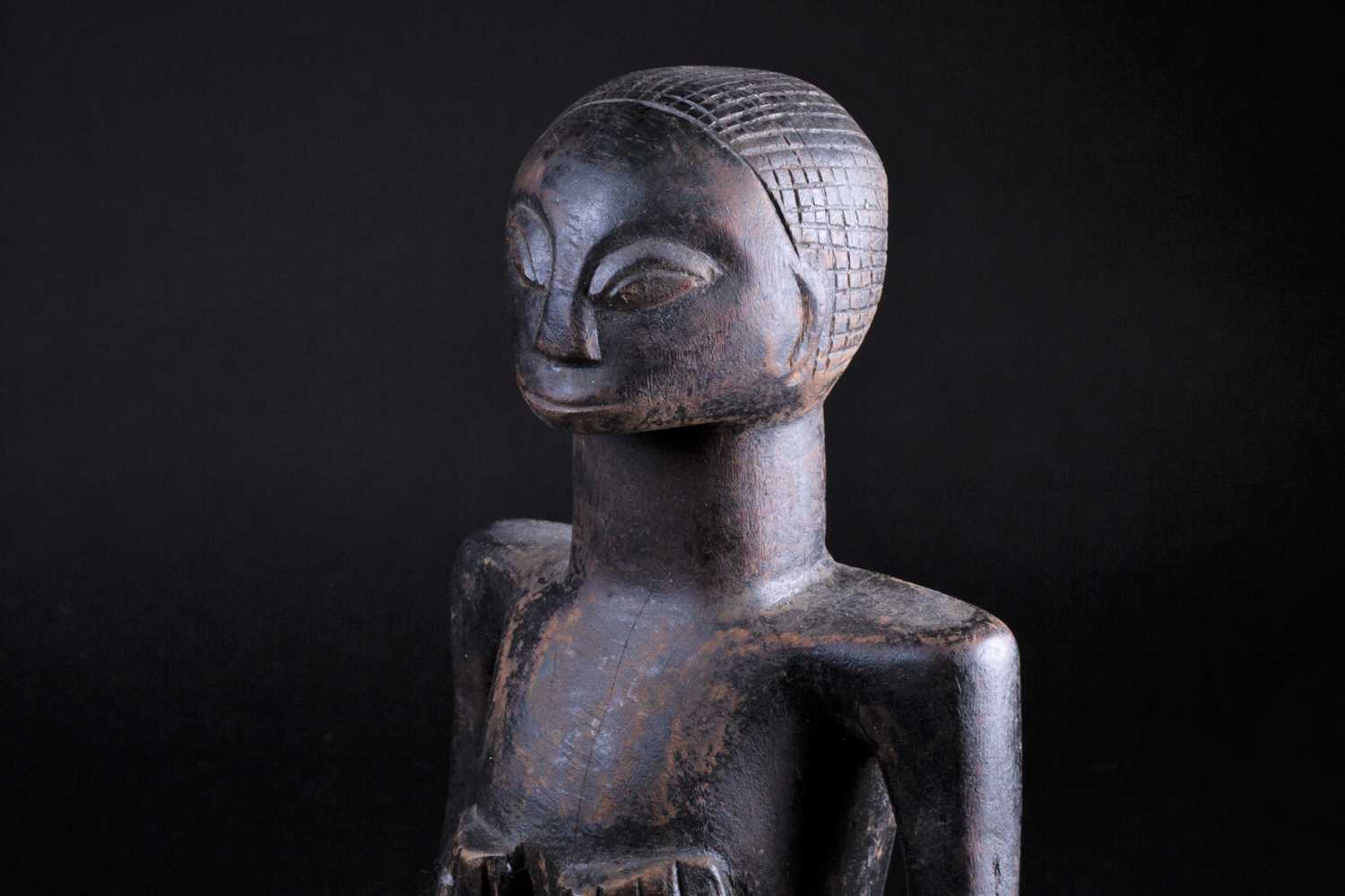 An East African standing male fertility figure, with cross hatched coiffure, his hands turned up - Image 3 of 5