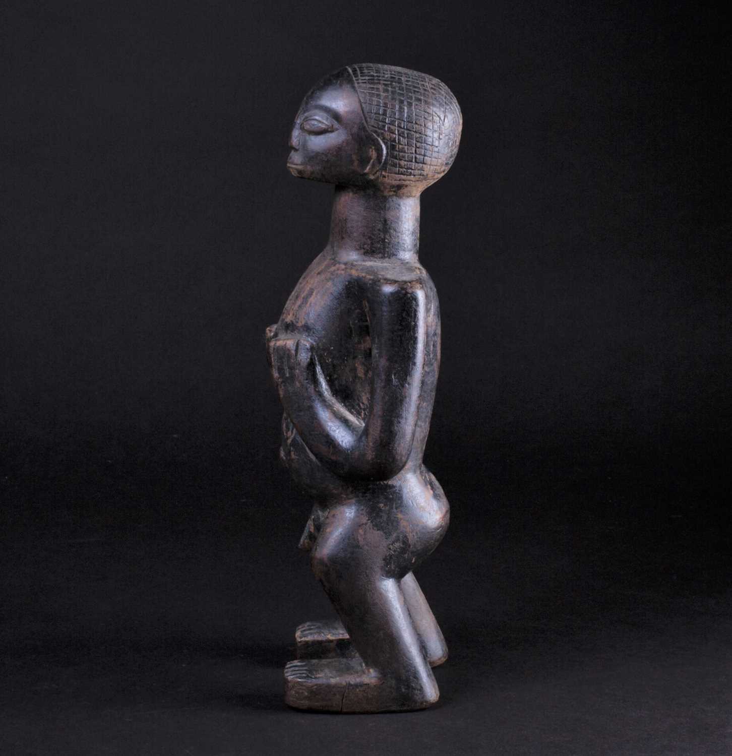 An East African standing male fertility figure, with cross hatched coiffure, his hands turned up - Image 4 of 5