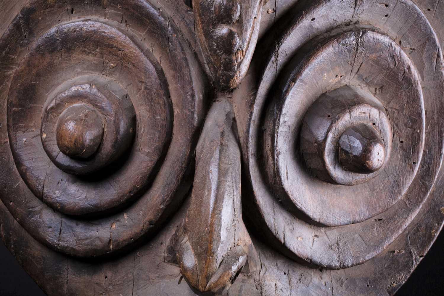 A South Seas mask, surmounted by a Toucan above large swirl type eyes, the mouth showing teeth - Image 5 of 23