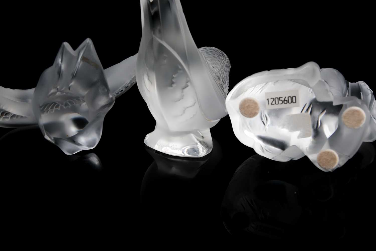 A group of five assorted modern Lalique frosted glass models of birds, together with a tiger, the - Image 6 of 6