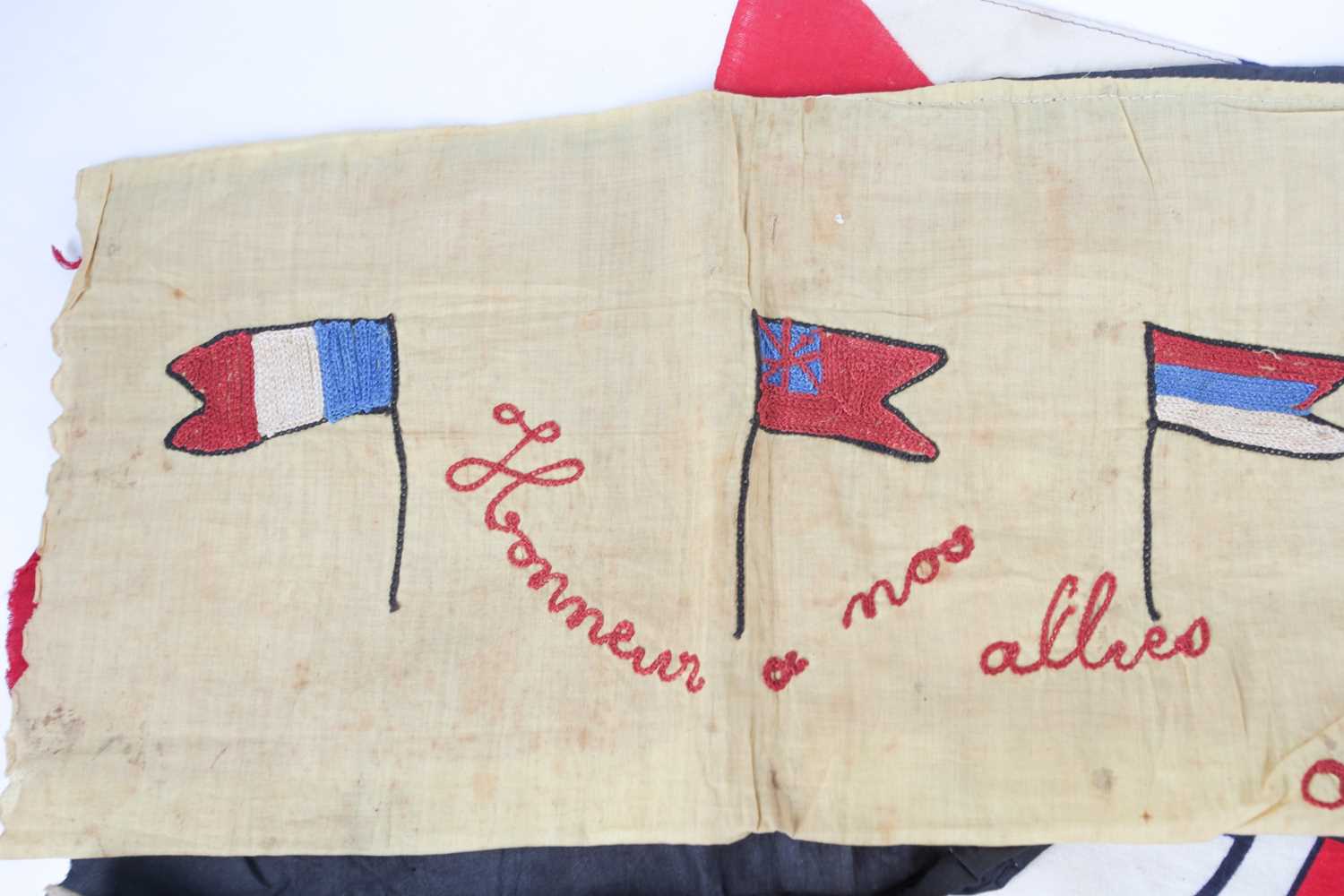 A small collection of WW I ephemera, comprising a French embroidery of allies flags, a small 'Vive - Image 10 of 14