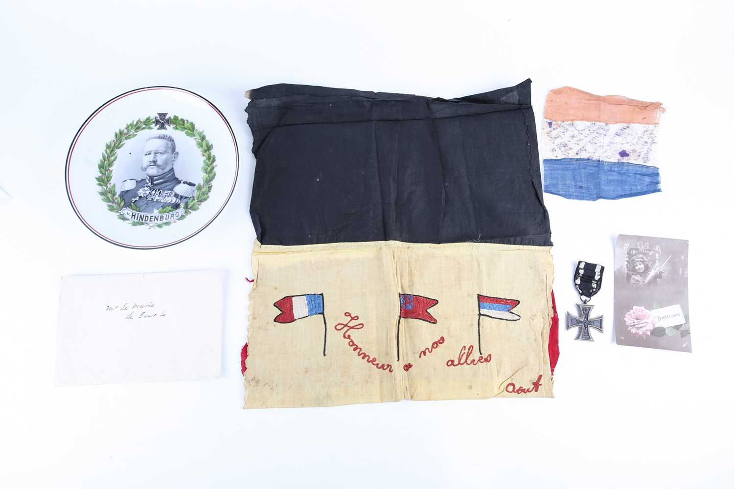A small collection of WW I ephemera, comprising a French embroidery of allies flags, a small 'Vive - Image 9 of 14