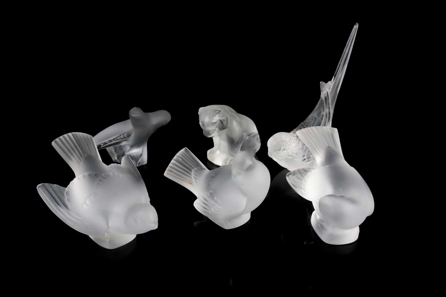A group of five assorted modern Lalique frosted glass models of birds, together with a tiger, the - Image 5 of 6
