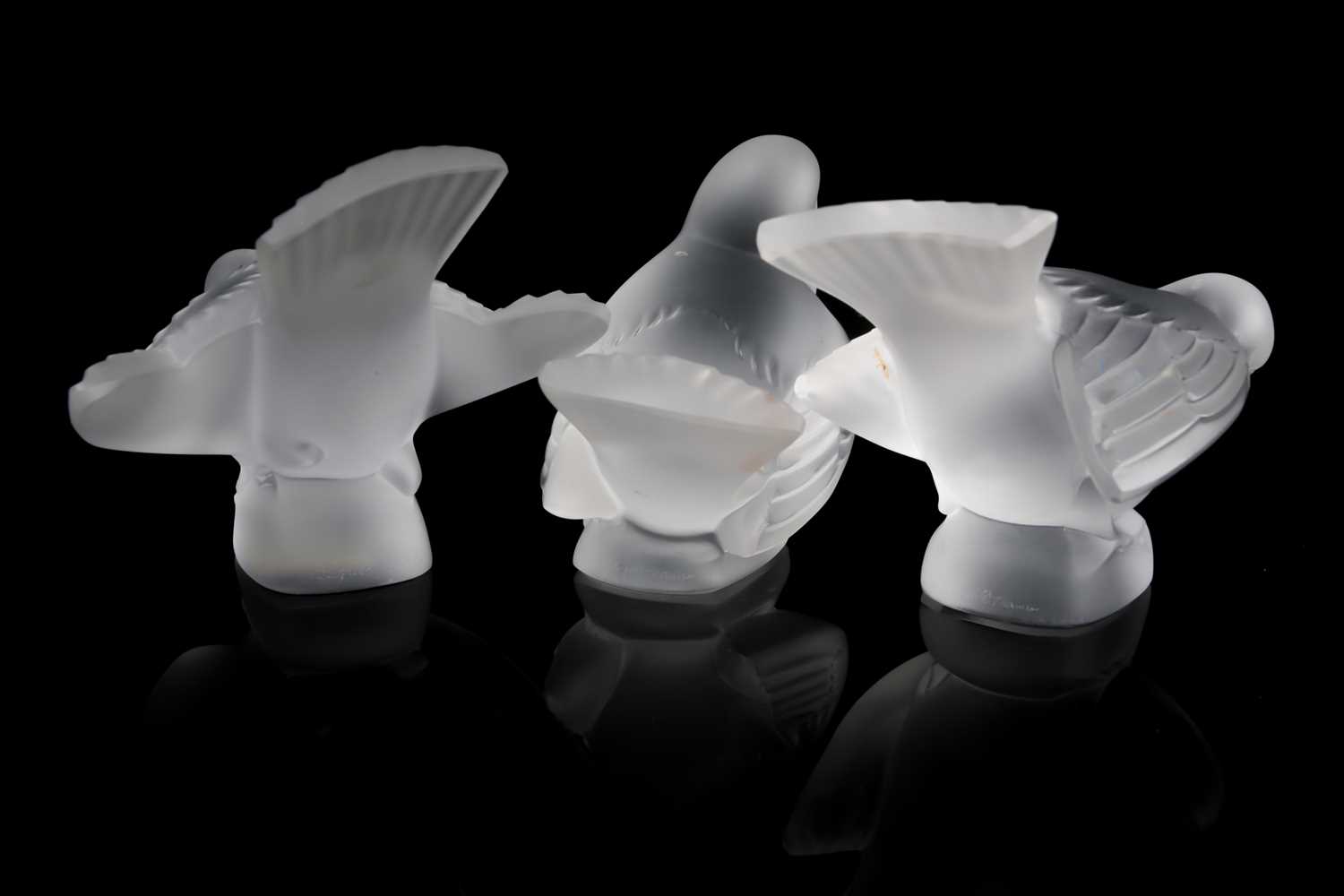 A group of five assorted modern Lalique frosted glass models of birds, together with a tiger, the - Image 4 of 6