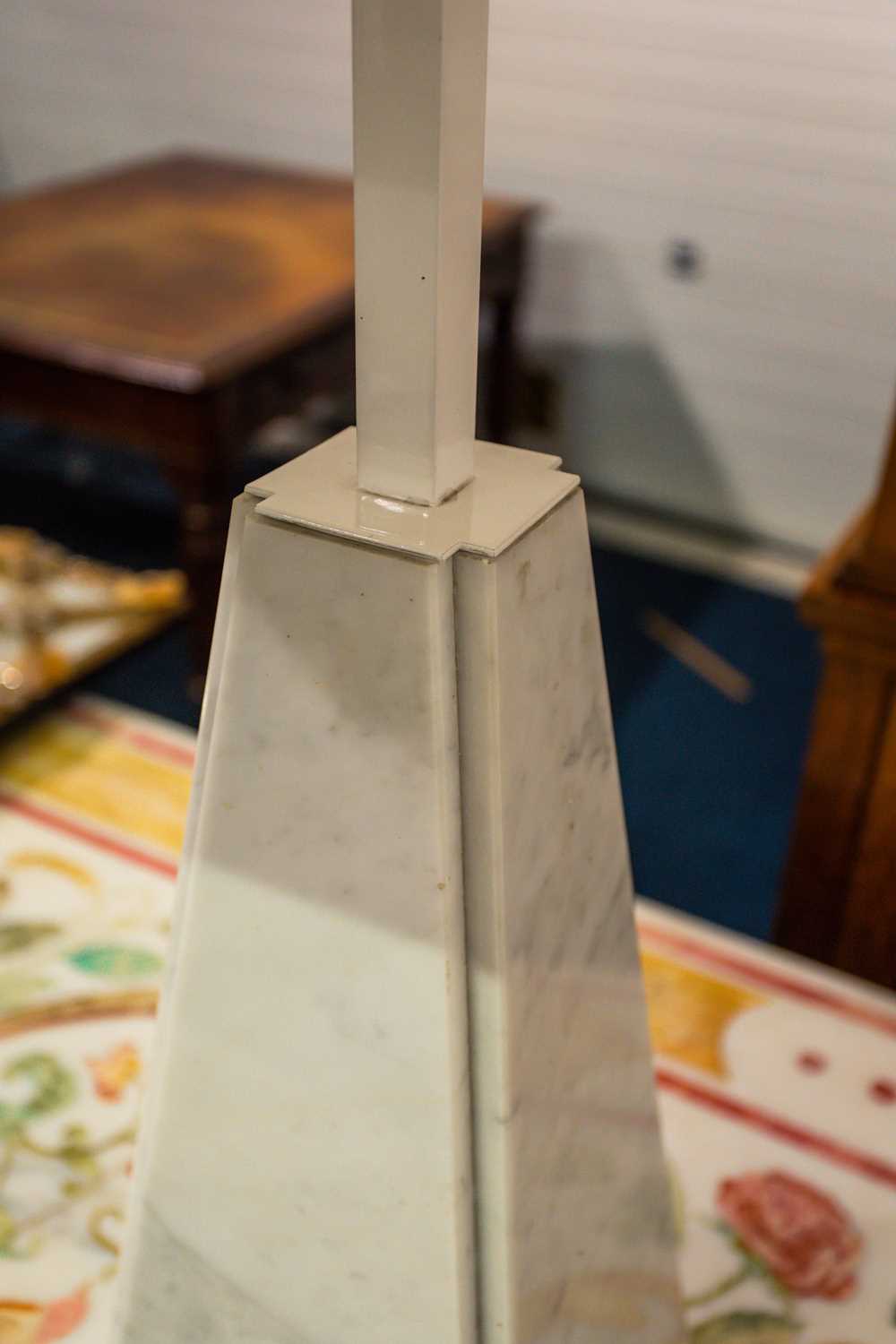 A modernist white marble and white perspex pyramid form table lamp. 90 cm high x 63 cm wide x 63 - Image 3 of 7
