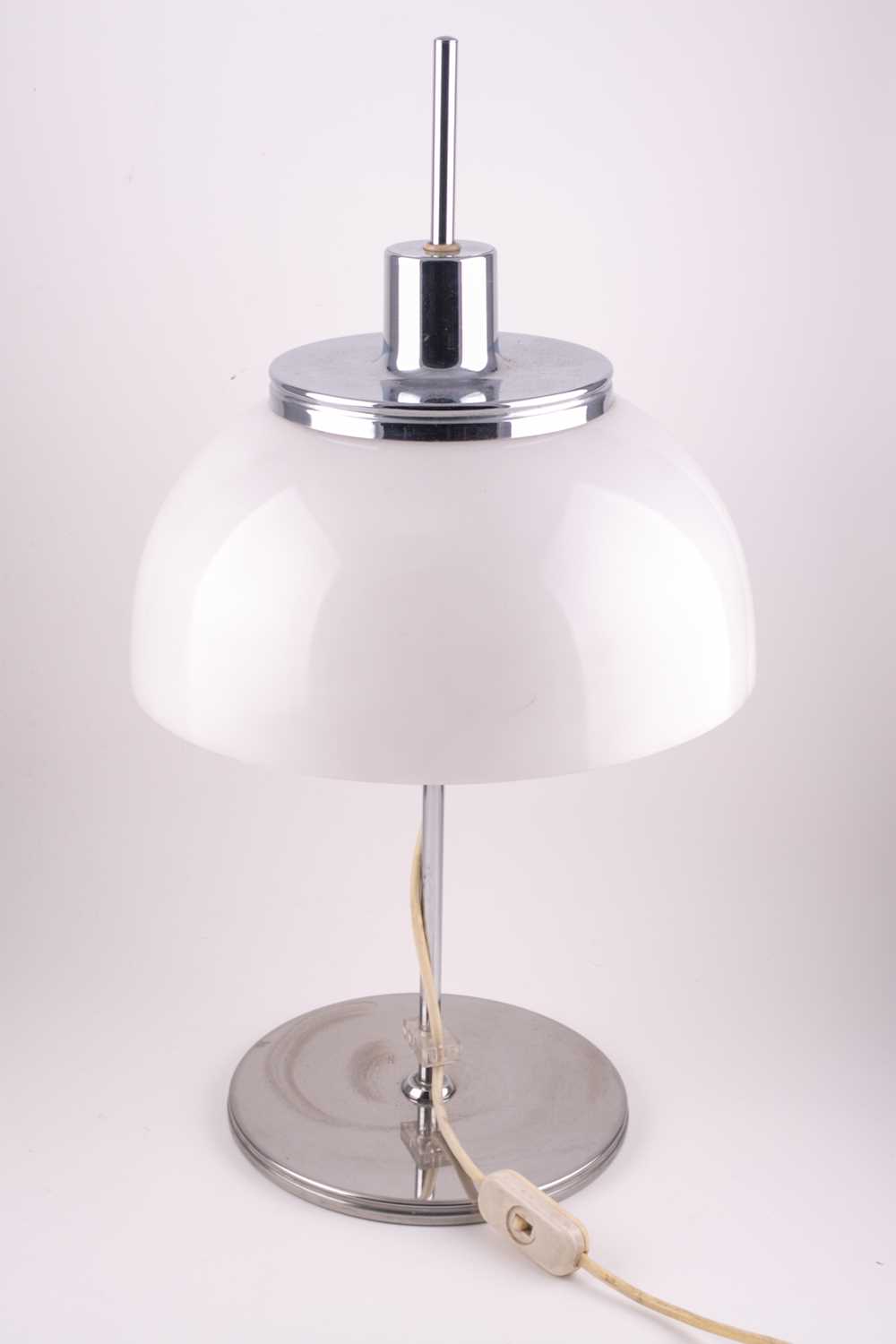 A Harvey Guzzini chrome and plastic table lamp, with adjustable shade - Image 5 of 5