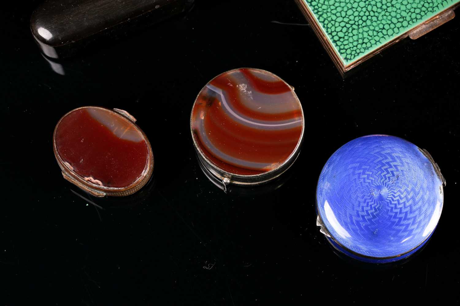 A white metal mounted agate pill box of round form, 4cm diameter, together with a 19th century agate - Image 3 of 5