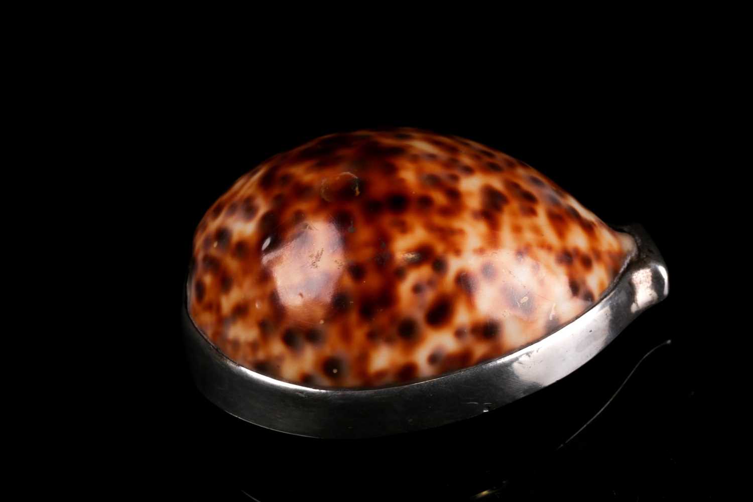 A 19th century silver mounted cowrie shell snuff box, possibly Chinese, the hinged lid set with an - Image 3 of 4