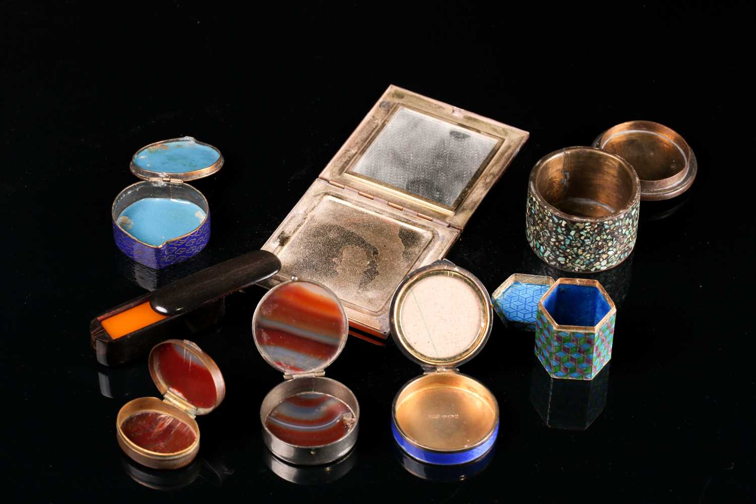 A white metal mounted agate pill box of round form, 4cm diameter, together with a 19th century agate - Image 2 of 5