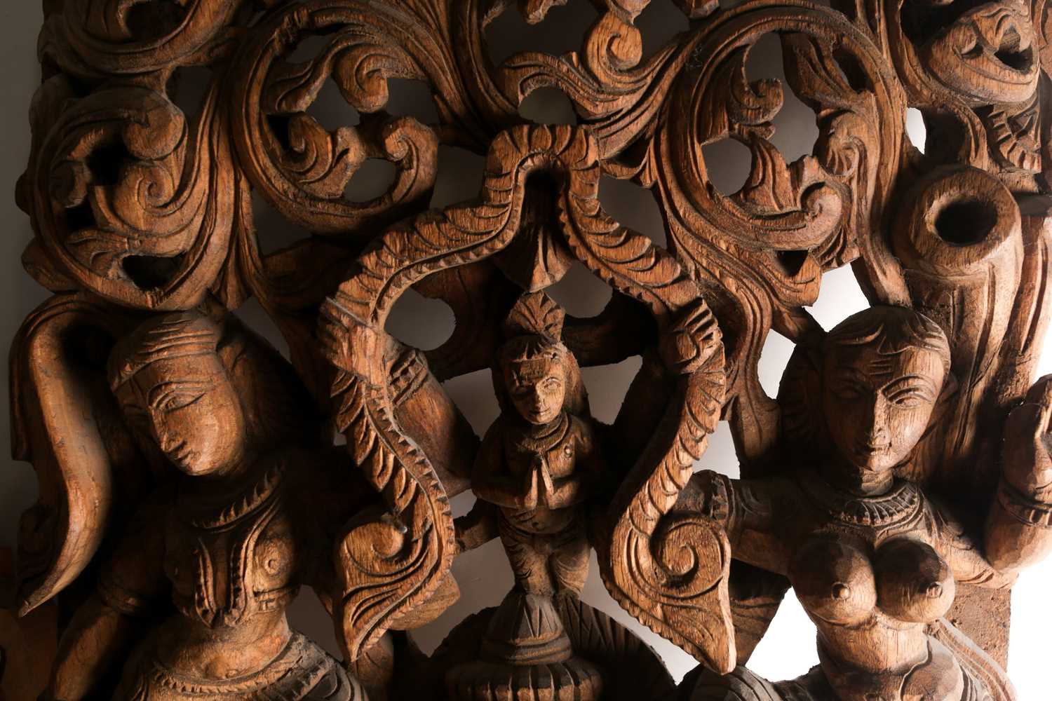 An Indian teak wood arched architectural panel, carved and pierced with Lord Ganesh and attendants - Image 8 of 8
