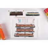 A Rowa 1401 Oldtimer-E-Lok locomotive, together with a Roco BR 420-421 three-car set and a