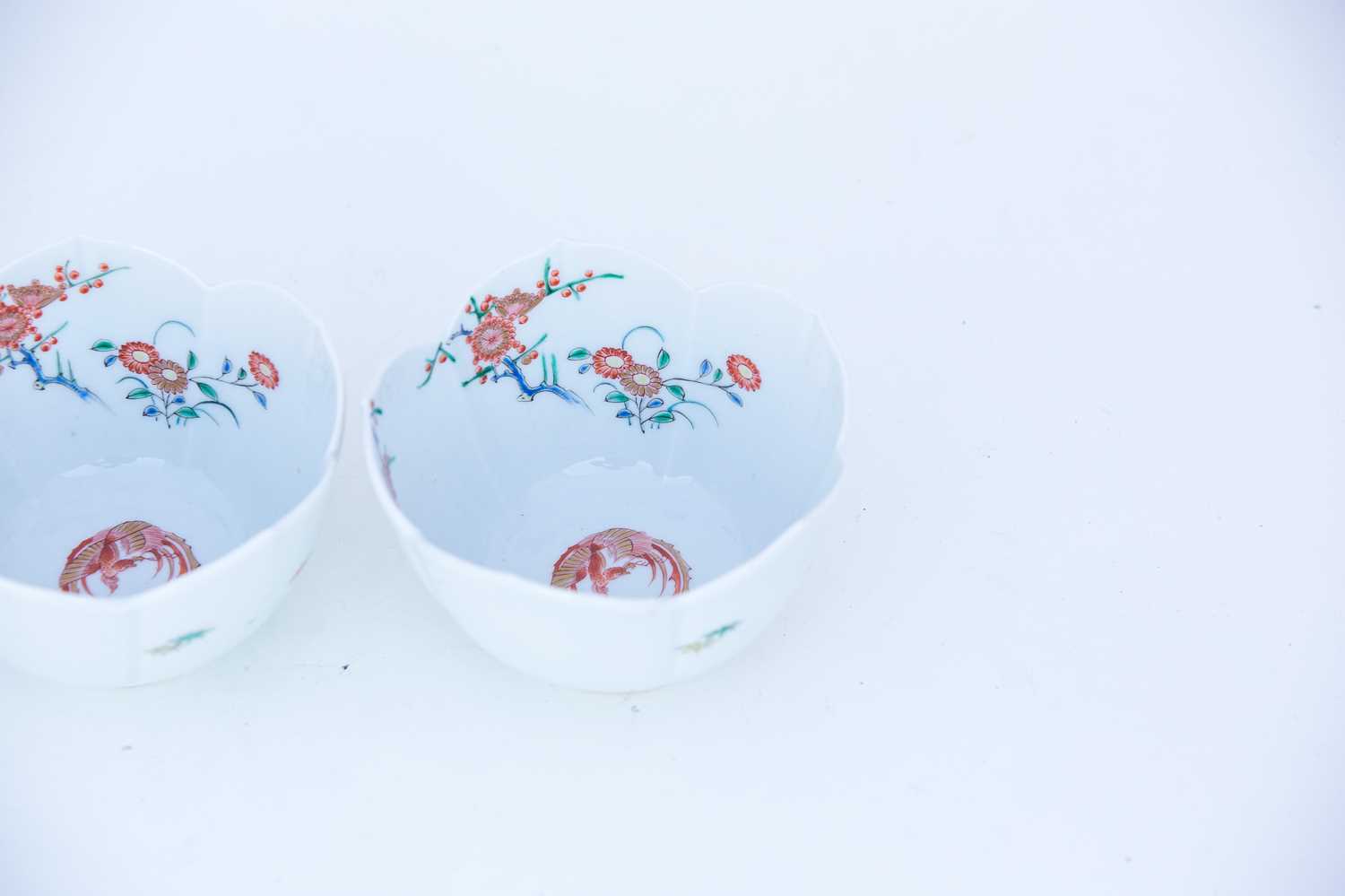 A pair of Kakiemon lotus bowls, 19th century, each enamelled and gilt with floral sprays centred - Image 3 of 8