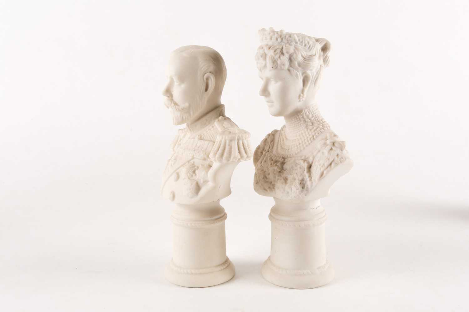 A pair of novelty musical royal portrait busts, depicting HM King George VI and HM Queen - Image 2 of 13