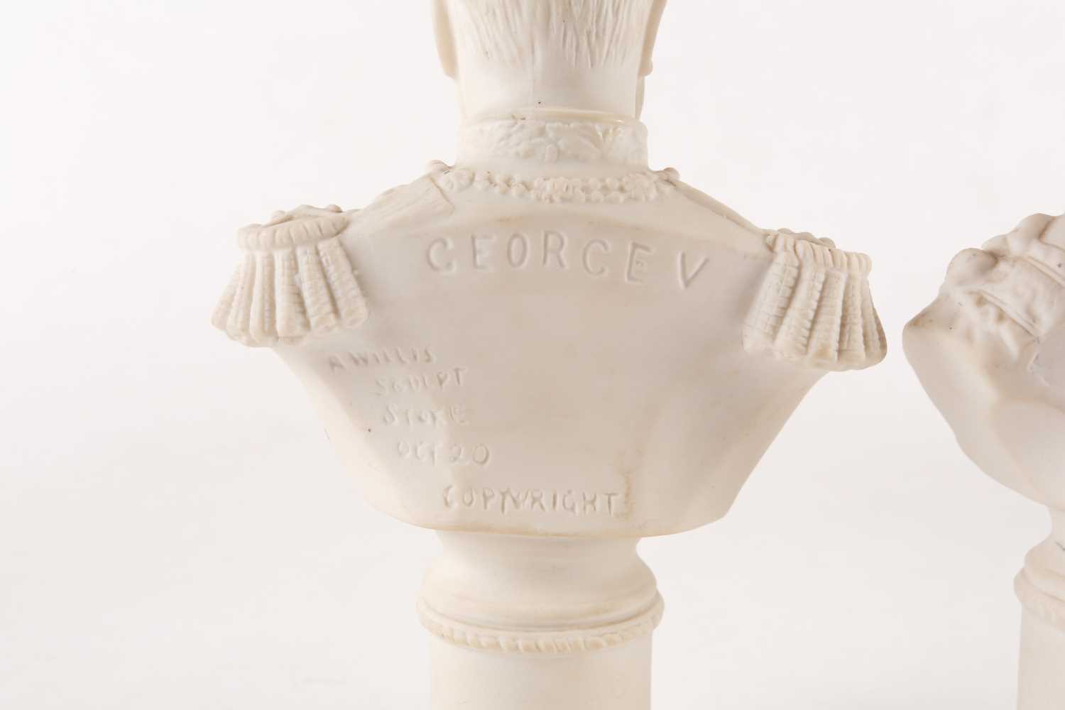 A pair of novelty musical royal portrait busts, depicting HM King George VI and HM Queen - Image 13 of 13