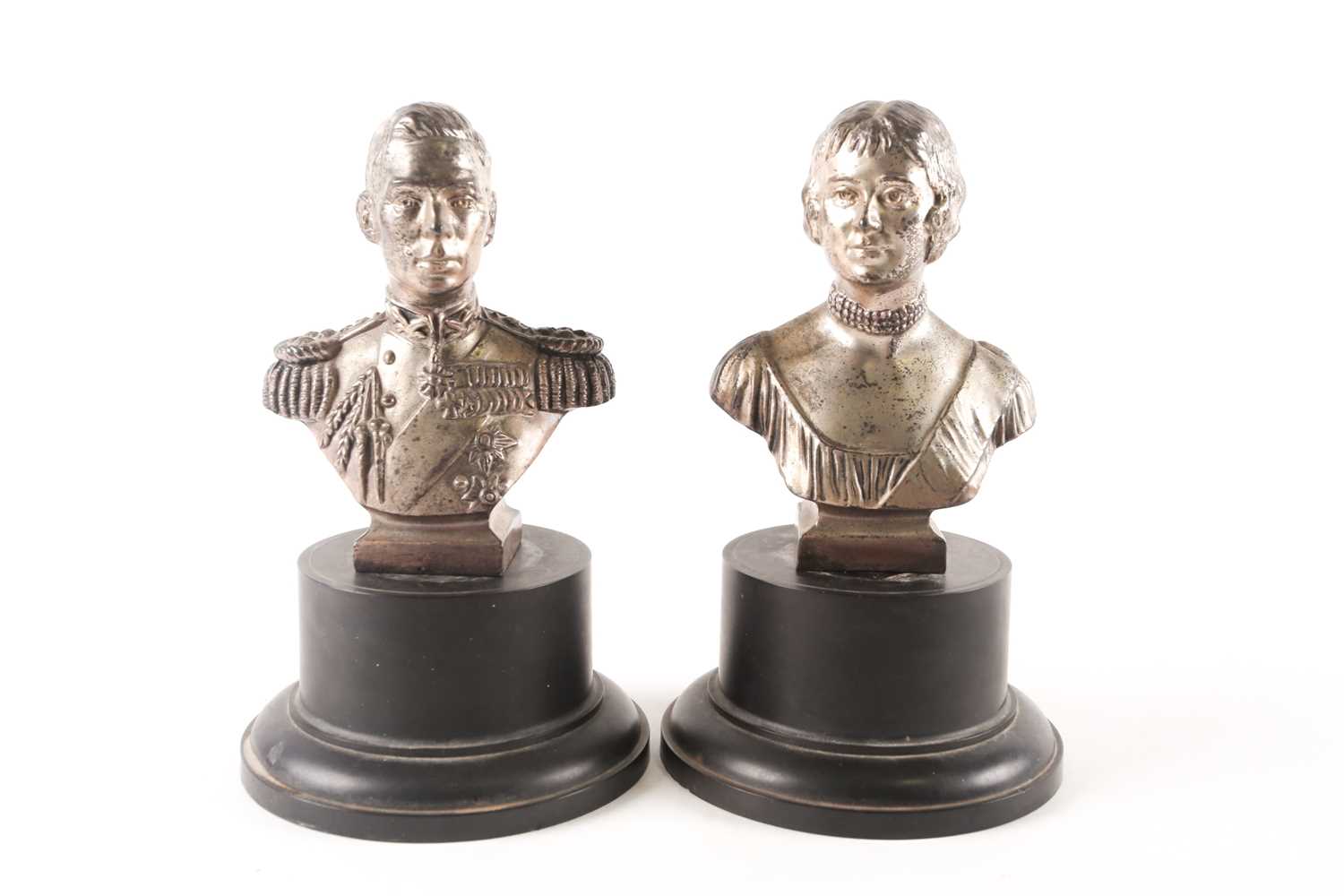 A pair of novelty musical royal portrait busts, depicting HM King George VI and HM Queen - Image 4 of 13