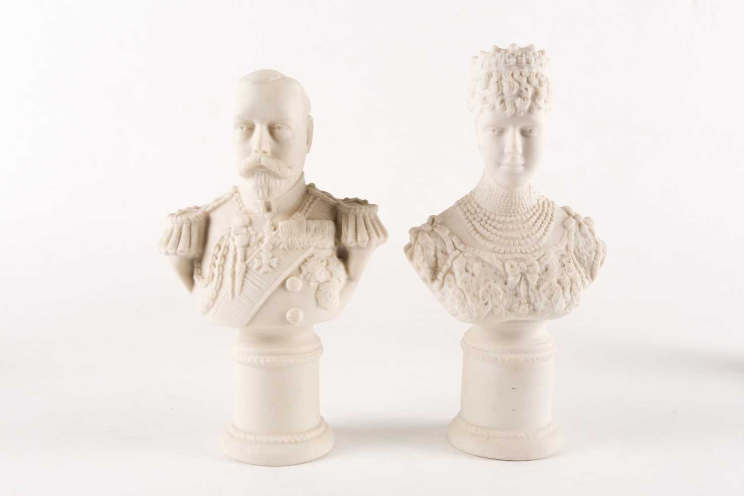 A pair of novelty musical royal portrait busts, depicting HM King George VI and HM Queen - Image 8 of 13