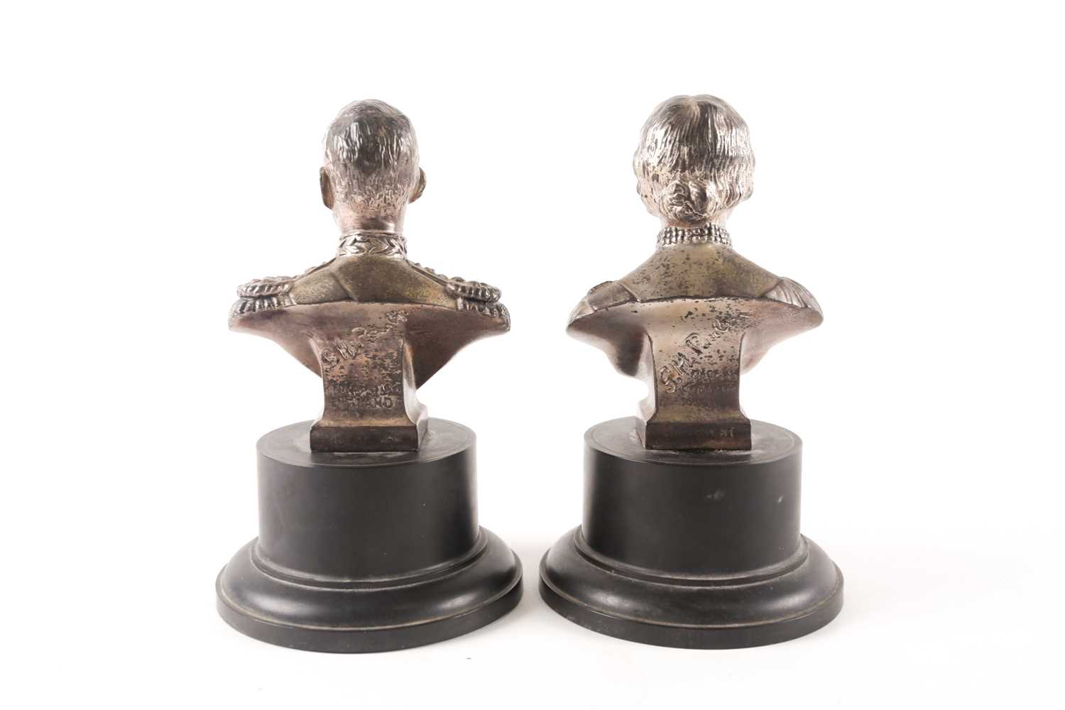 A pair of novelty musical royal portrait busts, depicting HM King George VI and HM Queen - Image 5 of 13