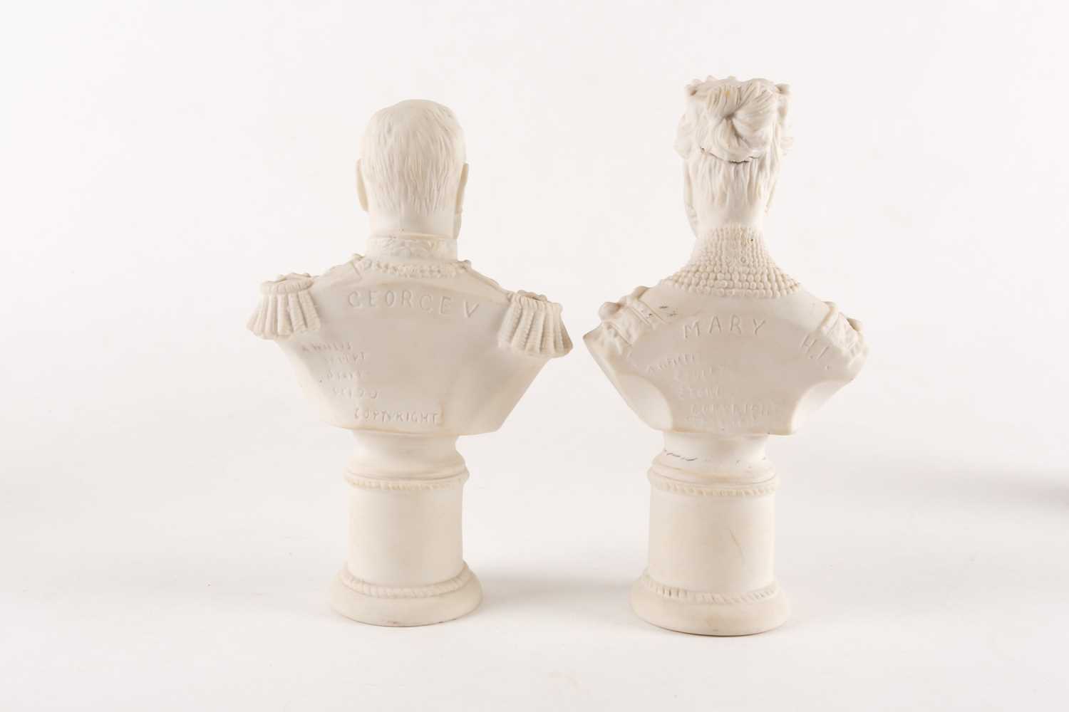 A pair of novelty musical royal portrait busts, depicting HM King George VI and HM Queen - Image 12 of 13