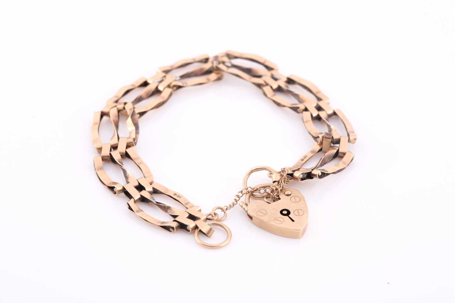 A 9ct yellow gold gate-link bracelet, approximately 17 cm long, fastened with a safety chain and a - Image 2 of 2