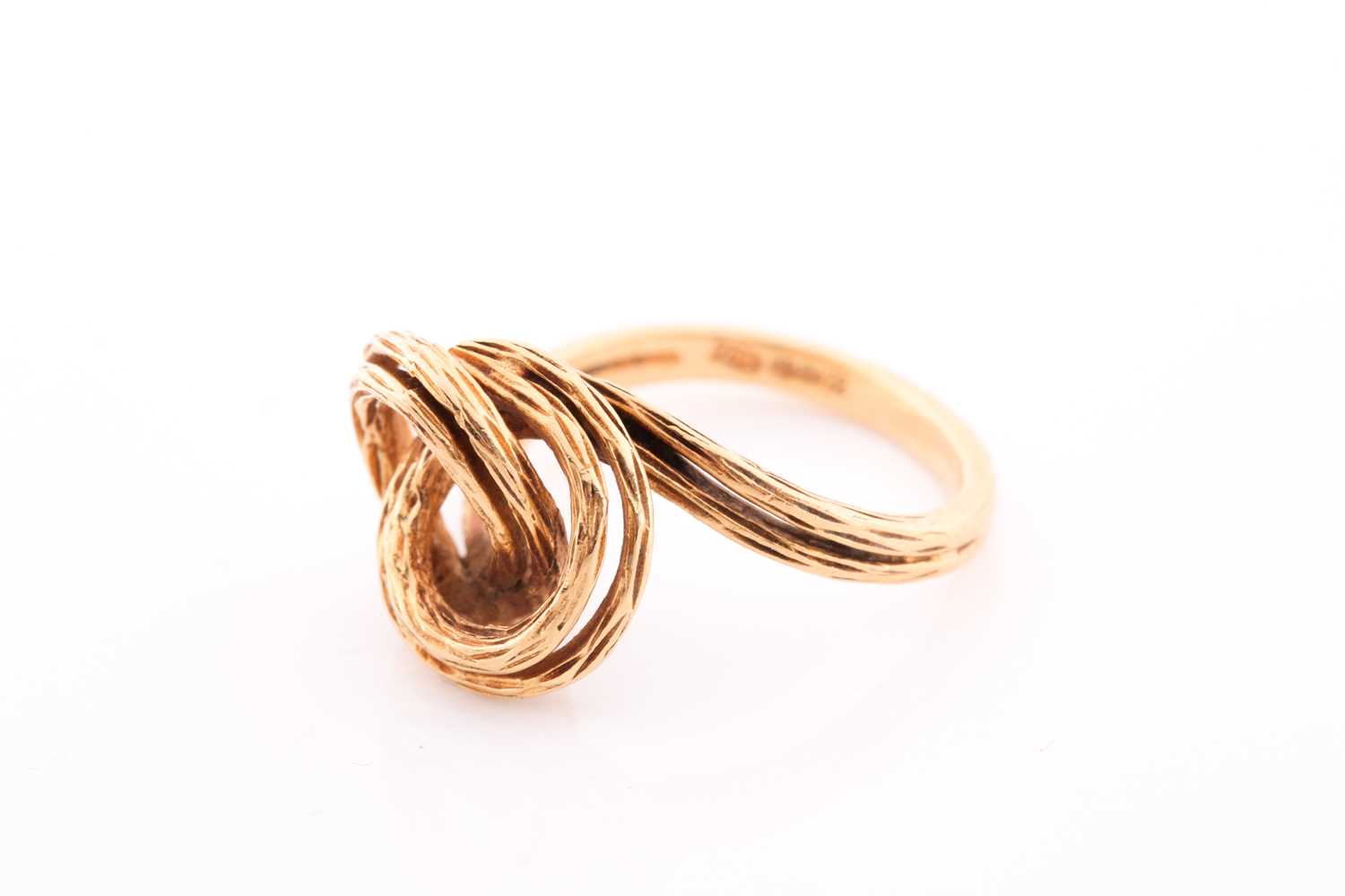 An 18ct yellow gold ring, of unusual knotted design with textured wire finish, marked to shank, size - Image 3 of 5