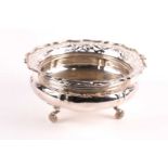 An Edwardian silver bowl, London 1909 by Goldsmiths & Silversmiths Co, with shaped rim and pierced