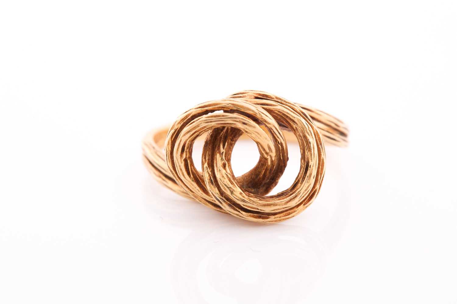 An 18ct yellow gold ring, of unusual knotted design with textured wire finish, marked to shank, size