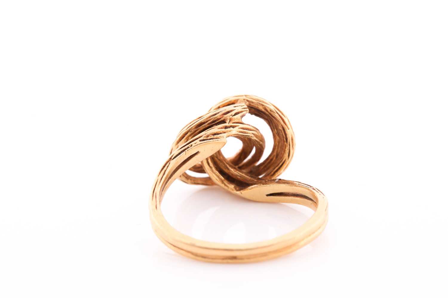 An 18ct yellow gold ring, of unusual knotted design with textured wire finish, marked to shank, size - Image 4 of 5