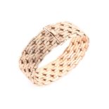 A 9 carat gold articulated, textured, mesh link bracelet, to a concealed push bar clasp. 19.1 cm