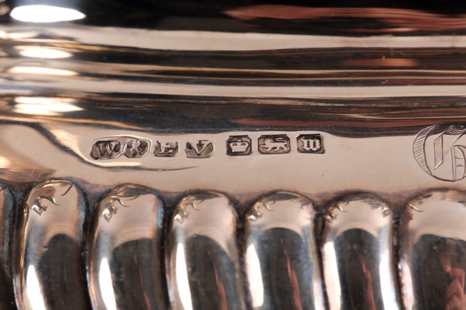 An Edward VII four-piece silver tea set, Sheffield 1904 by 'W. & E. V.', comprising a teapot, hot - Image 4 of 4