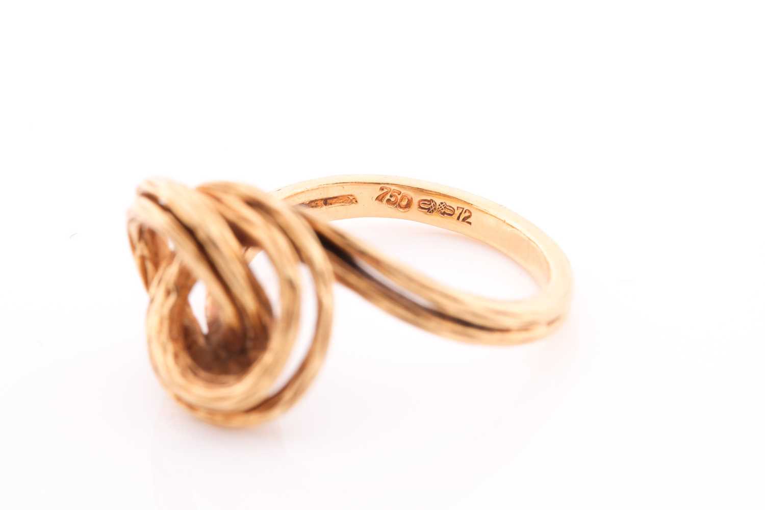 An 18ct yellow gold ring, of unusual knotted design with textured wire finish, marked to shank, size - Image 5 of 5