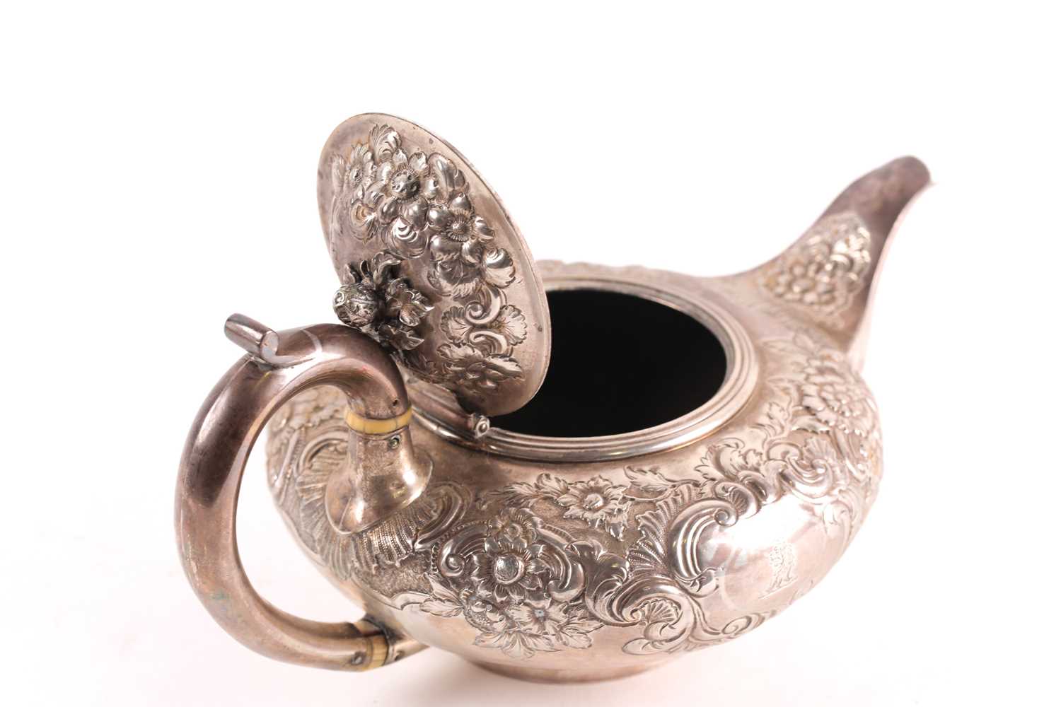 A William IV silver teapot, London 1830 by Joseph Angell, of squat form with repoussé foliate - Image 3 of 5