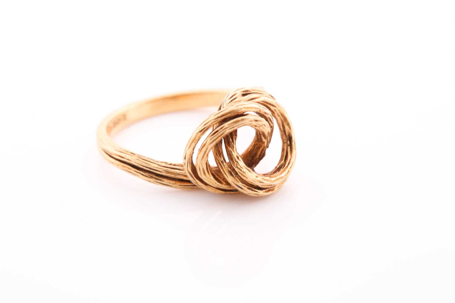 An 18ct yellow gold ring, of unusual knotted design with textured wire finish, marked to shank, size - Image 2 of 5
