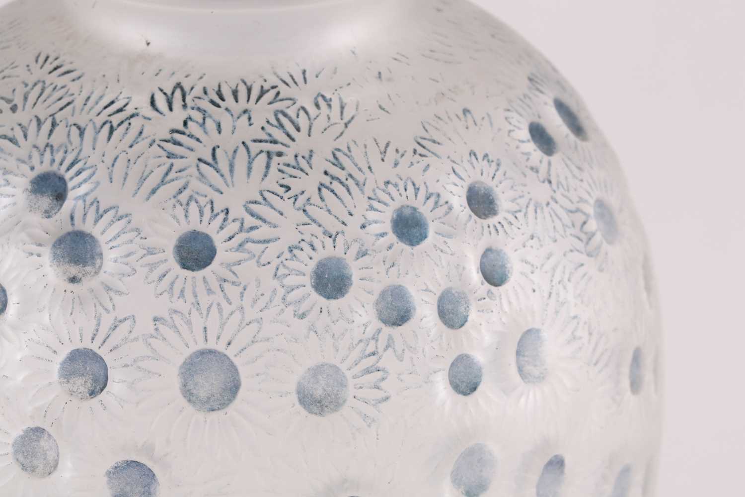 An Art Deco Lalique cased frosted glass 'Marguerites' 922 pattern vase, 1930s, the ovoid body - Image 3 of 15