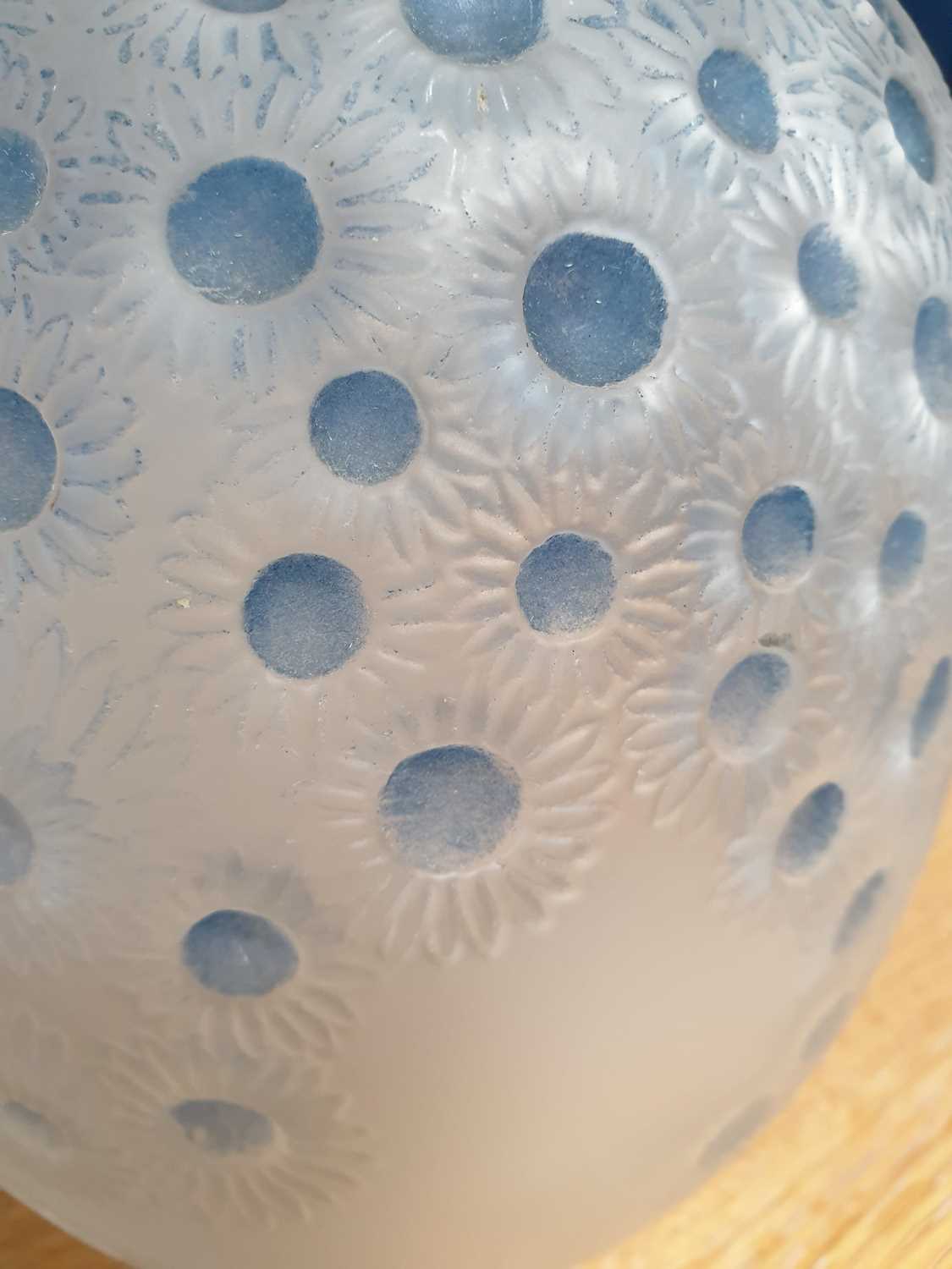 An Art Deco Lalique cased frosted glass 'Marguerites' 922 pattern vase, 1930s, the ovoid body - Image 6 of 15