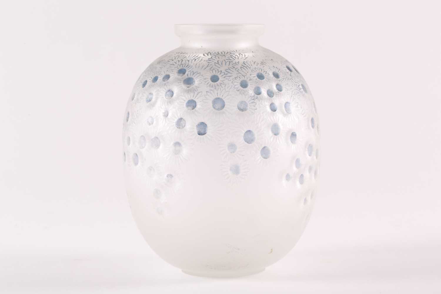 An Art Deco Lalique cased frosted glass 'Marguerites' 922 pattern vase, 1930s, the ovoid body - Image 2 of 15