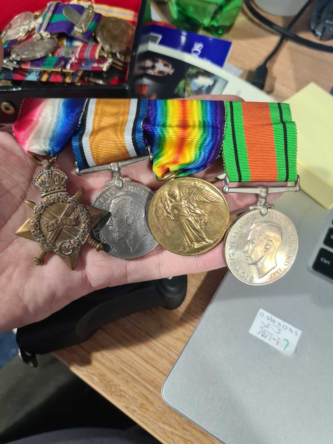 A mixed group of WWI and WWII medals, some grouped, to include a WWI Campaign and Victory medal to - Image 47 of 80