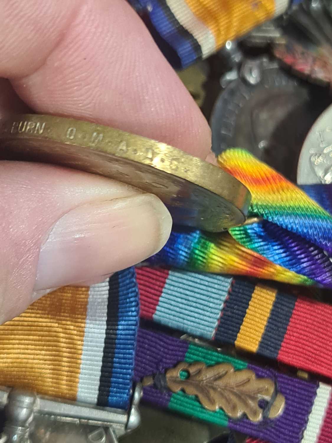 A mixed group of WWI and WWII medals, some grouped, to include a WWI Campaign and Victory medal to - Image 80 of 80