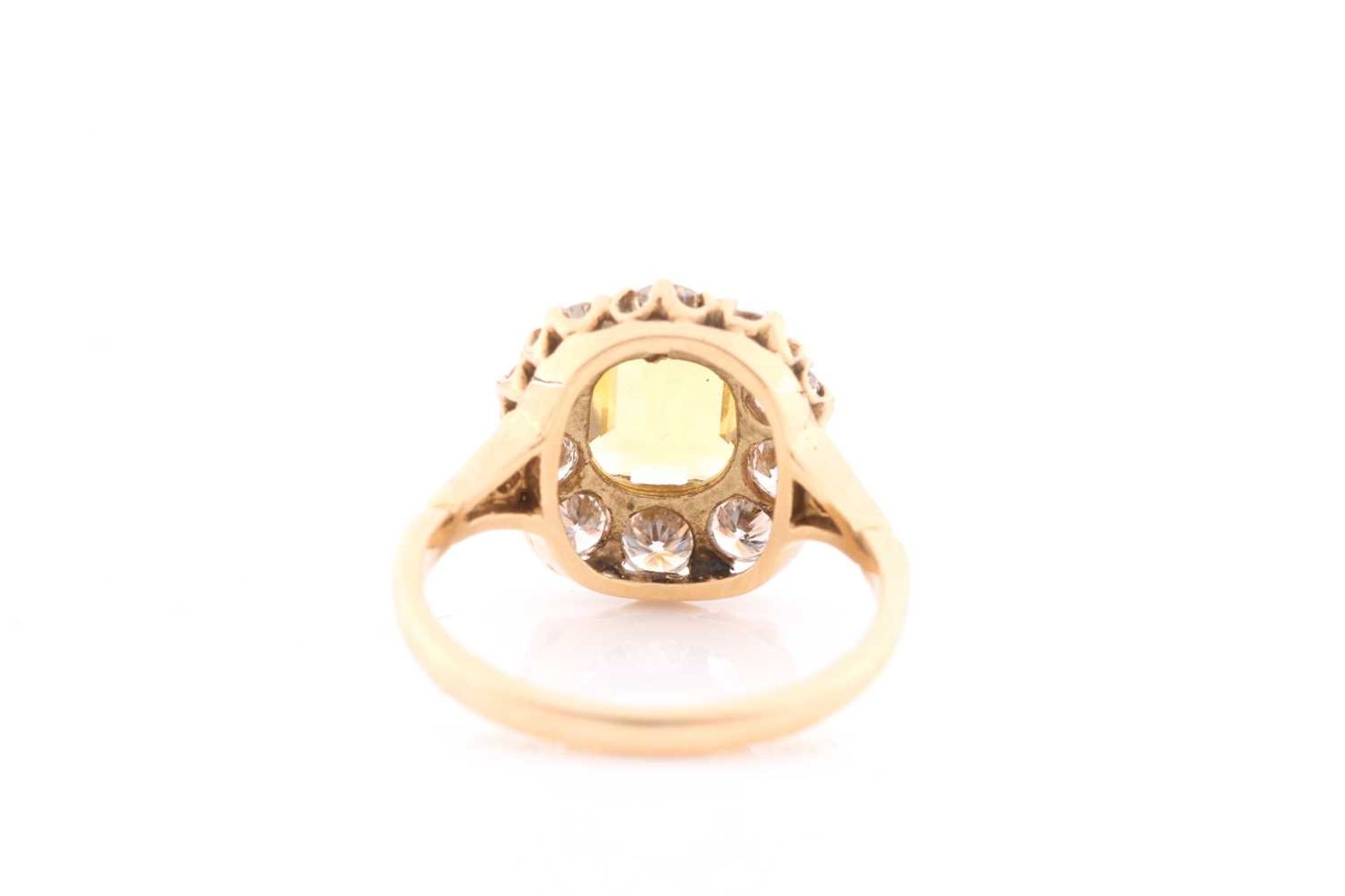 An 18ct yellow gold, diamond, and yellow sapphire dress ring, set with an emerald-cut sapphire of - Image 4 of 4